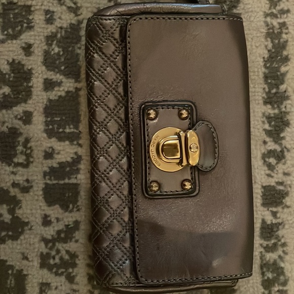 Designer Marc Jacobs Silver Leather wristlet with Gold Marc Jacobs clasp - Picture 3 of 7